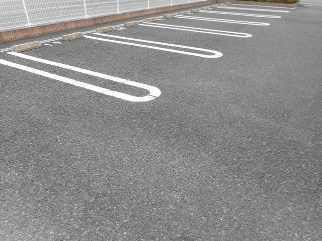 ラシュレⅡの駐車場|駐車スペースもあります