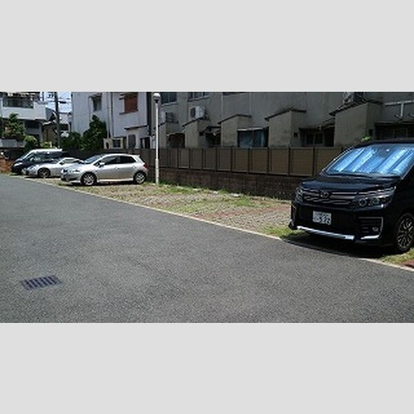 グランドアベニュー　Ⅱ番館の駐車場