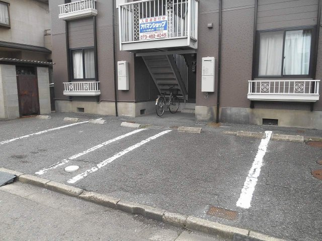 プレジール榎原の駐車場