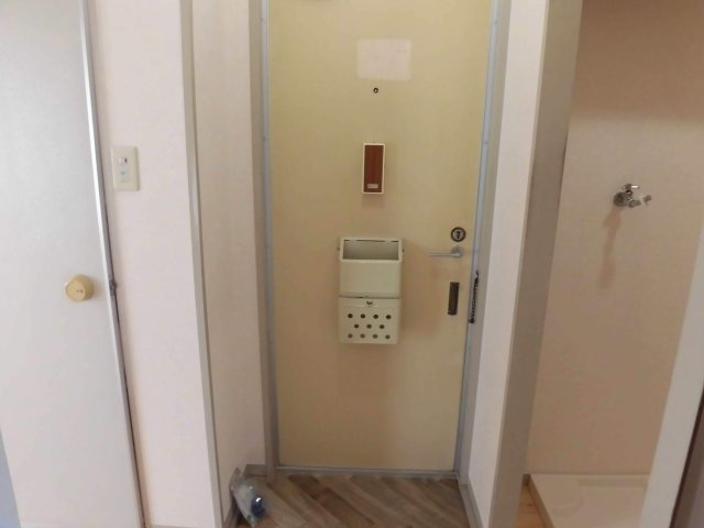 プレジール榎原の玄関