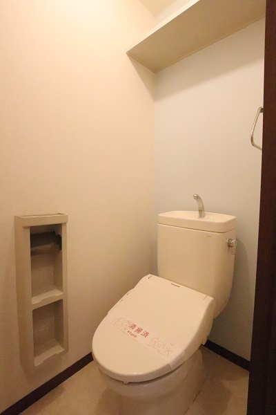 ★トイレ上部に棚あり・洗浄便座付き★
