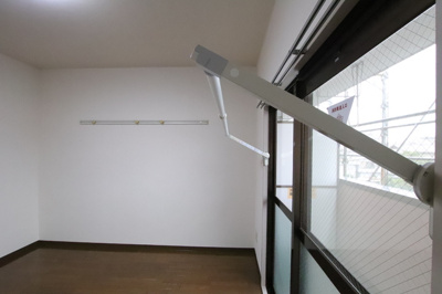 窓の横にある、収納可能な室内物干しです♪