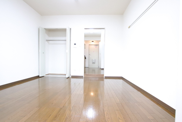 7帖の収納付きの洋室です♪