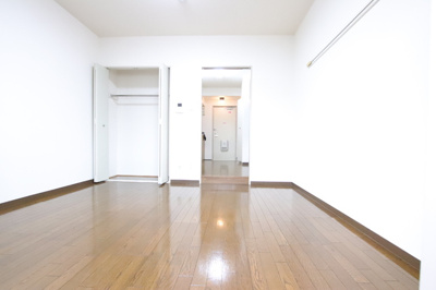 7帖の収納付きの洋室です♪
