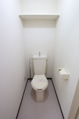 収納棚のついたトイレです。