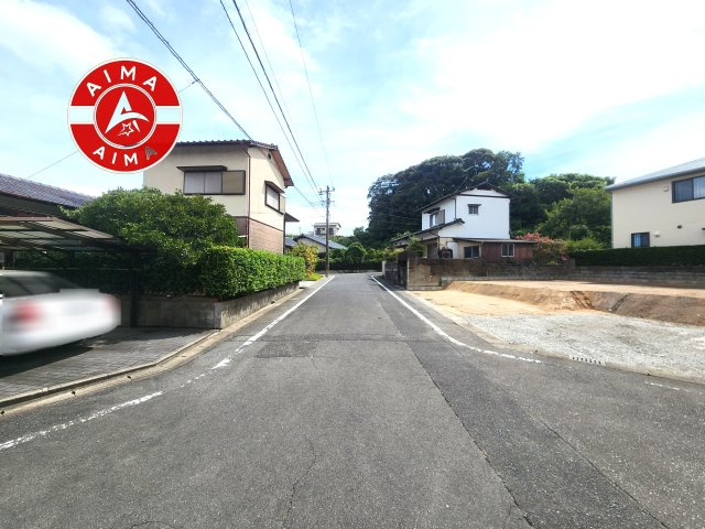 太宰府市梅ケ丘2丁目第7-1棟（1号棟）の前面道路含む現地写真|前面道路は閑静な住宅地をはしる車通りの少ない道路。お車の出し入れが苦手なママや小さなお子様にも安心ですね。しっかり舗装もされているので、ベビーカーや自転車で通っても快適に通行できます。