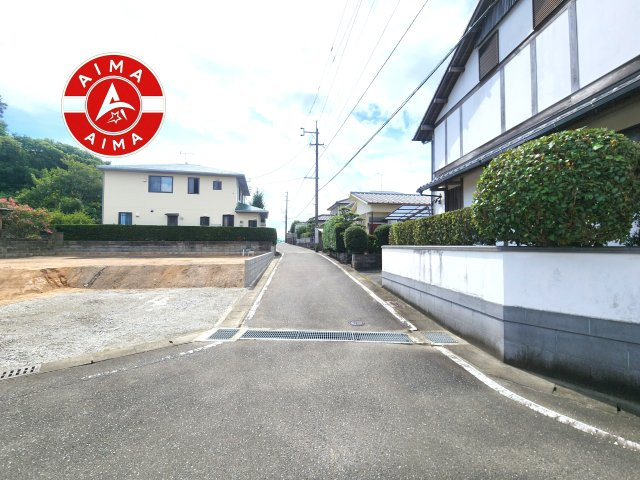 太宰府市梅ケ丘2丁目第7-1棟（1号棟）の外観|前面道路含む現地の写真です。
