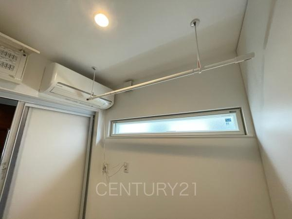 伊勢崎市韮塚町中古一戸建ての独立洗面台|室内干しに便利なランドリールーム