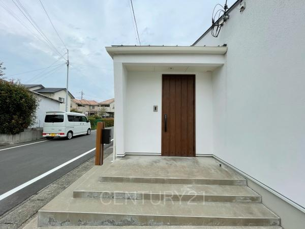 伊勢崎市韮塚町中古一戸建ての玄関|スマートキー付きの玄関。
鍵を探すことなくドアの開閉が可能です。
郵便物を守る鍵付きポストです。
インターホンは録画機能付きで防犯面に優れます。