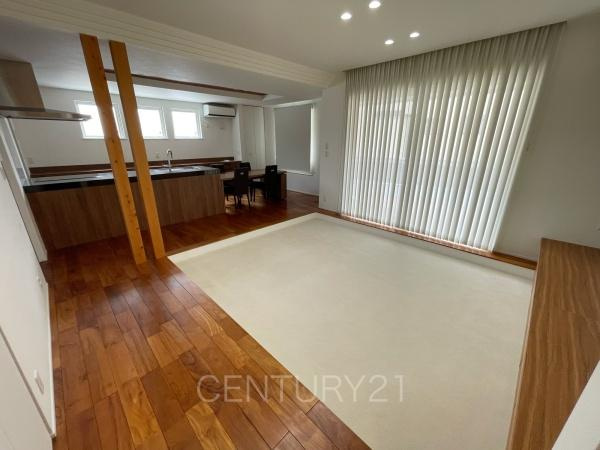 伊勢崎市韮塚町中古一戸建ての居間・リビング|２面採光のリビング