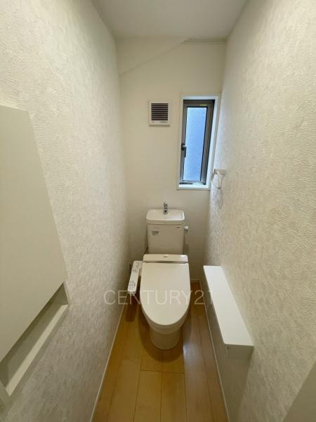 伊勢崎市韮塚町中古一戸建てのトイレ|１階トレイです。
温水シャワー洗浄機能付きです。