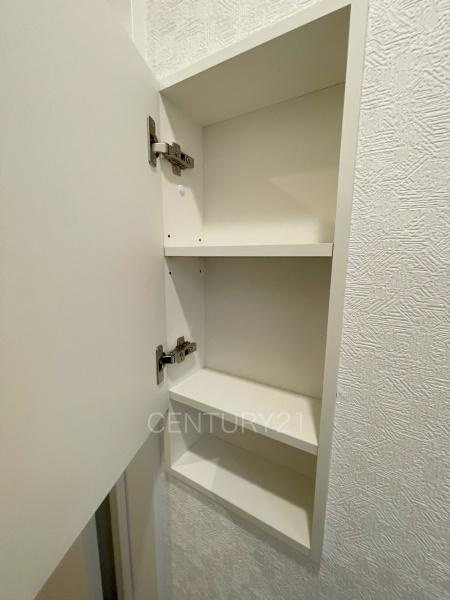 伊勢崎市韮塚町中古一戸建てのトイレ|１階トイレ壁部分に埋め込み収納付き。
ペーパーストックに便利です。
