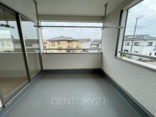 伊勢崎市韮塚町中古一戸建てのバルコニー|天井付きバルコニーは急な雨にも安心。
干した洗濯物や布団が外壁に干渉しづらい、天井吊り下げ式の物干し金具付き。