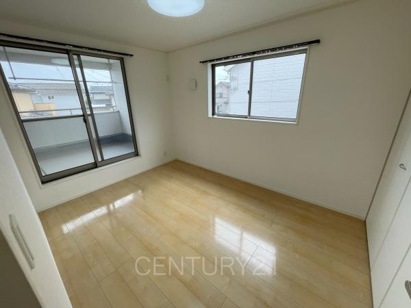 伊勢崎市韮塚町中古一戸建ての洋室|２面採光の明るい洋室です