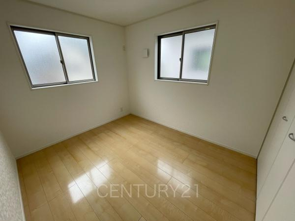 伊勢崎市韮塚町中古一戸建ての洋室|２面採光の明るい洋室です