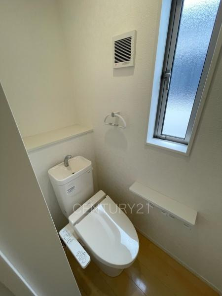伊勢崎市韮塚町中古一戸建てのトイレ|２階トイレです。
温水シャワー洗浄機能付きです。