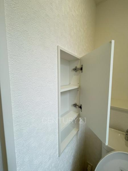 伊勢崎市韮塚町中古一戸建てのトイレ|２階トイレです。
壁に埋め込み収納付き。
ペーパーストックに便利です。