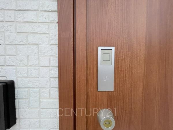 伊勢崎市韮塚町中古一戸建ての玄関|スマートキー付き玄関ドア