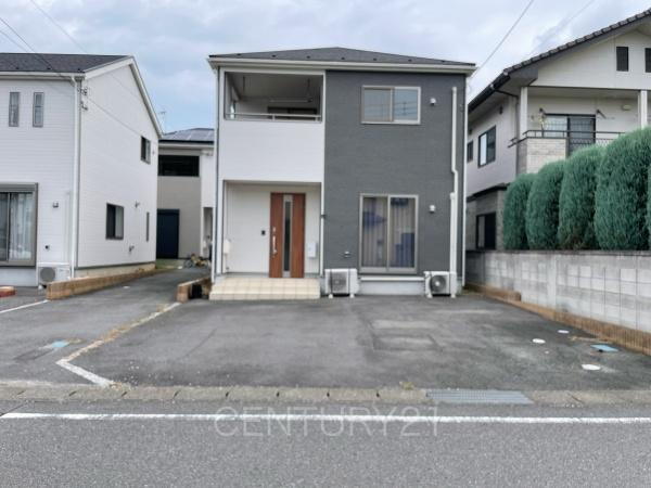 伊勢崎市韮塚町中古一戸建ての前面道路含む現地写真|日当たり良好です。