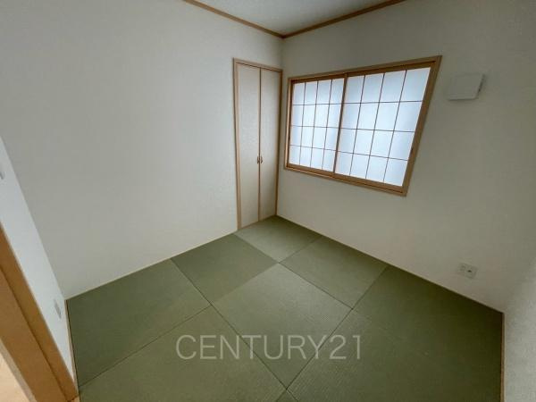 伊勢崎市韮塚町中古一戸建ての和室|和室はLDKと続き間で開放感があります。
引き戸で仕切れますので状況に合わせた使い方ができます。