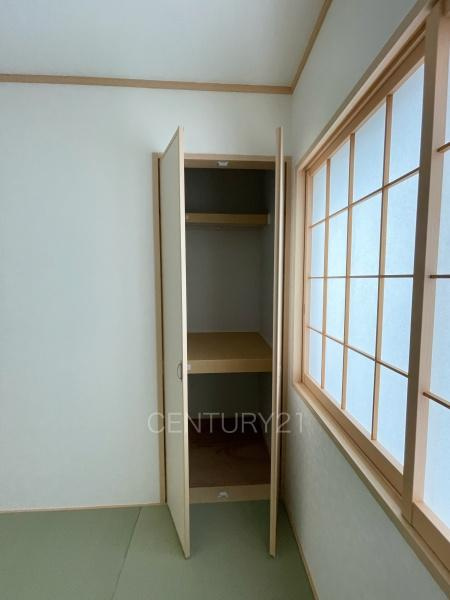 伊勢崎市韮塚町中古一戸建ての収納|布団も収納し易い仕切り棚付きです。