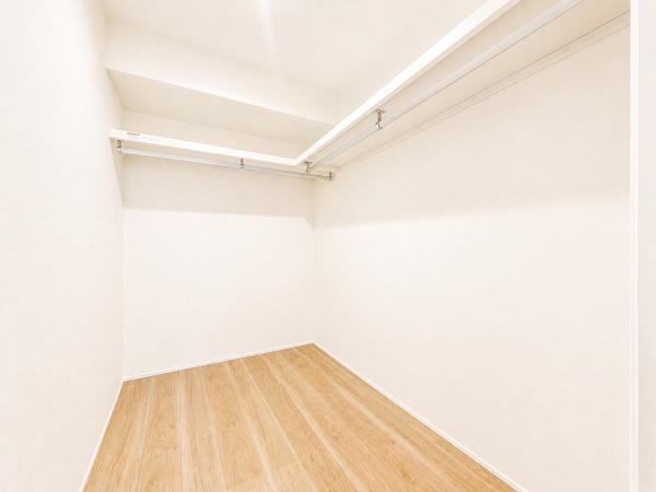 グランフォルム藤が丘の収納|WICでお部屋もスッキリと利用できます！
洋服以外にも収納できるのは嬉しいポイント！