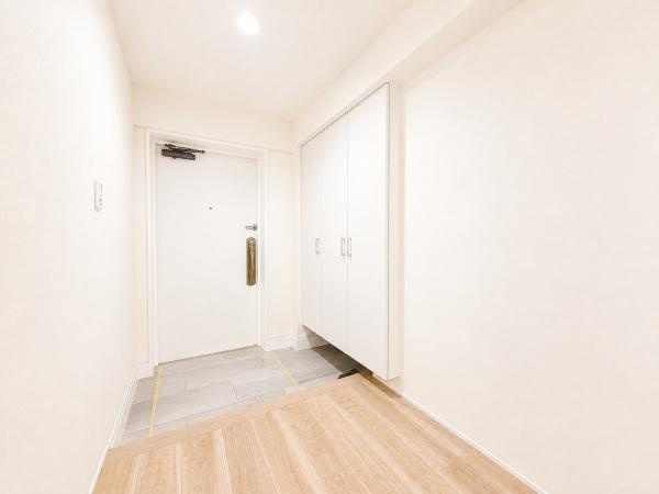 グランフォルム藤が丘の玄関|収納豊富な玄関です。
この明るい玄関が気持ちよく家族を迎え入れます♪