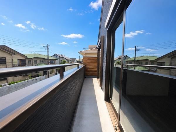 横浜市金沢区柳町の新築一戸建のバルコニー|陽当り良好のバルコニー！
風通しもよく気持ちいいです