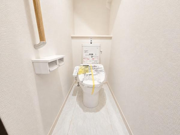 横浜市金沢区柳町の新築一戸建のトイレ|清潔感のある内装のすっきりとしたデザインのトイレです。
水周りが綺麗だと安心ですね。
