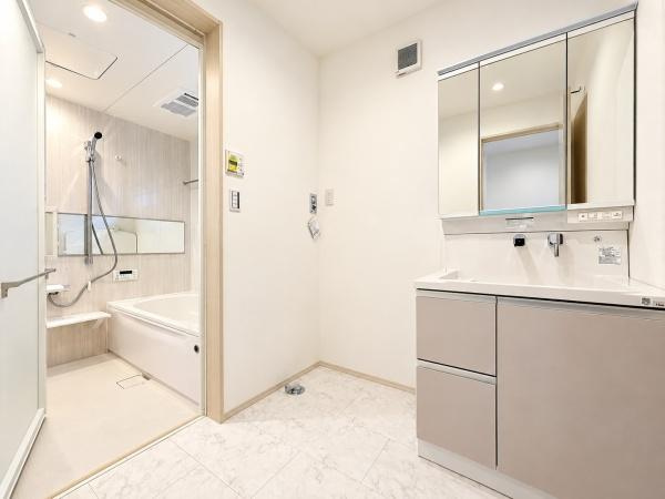 横浜市港南区港南１丁目の新築一戸建の独立洗面台|お化粧もしやすい三面鏡付き独立洗面台が付きます。
収納もしっかりあり、洗剤などもしまっておけます。

