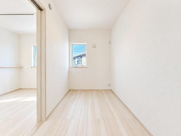 横浜市港南区港南１丁目の新築一戸建の洋室|在宅ワークや収納としても利用可能なマルチルームです。