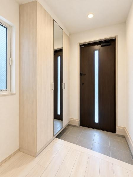 横浜市港南区港南１丁目の新築一戸建の玄関|収納豊富な玄関です。
この明るい玄関が気持ちよく家族を迎え入れます♪