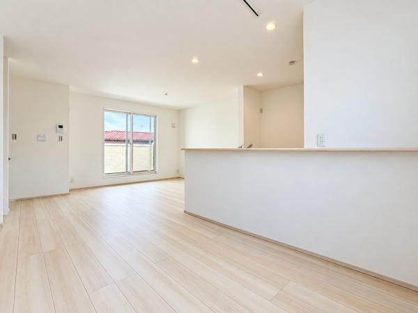 横浜市港南区港南１丁目の新築一戸建の居間・リビング|窓からは明るい光が差し込みます！
電気をつけなくても明るいです。


