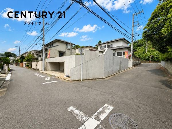 横浜市緑区三保町の新築一戸建の前面道路含む現地写真|角地の為、陽当たり・開放感良好です♪
是非一度、現地へお越しください。