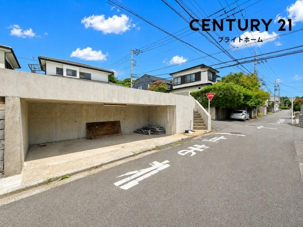 横浜市緑区三保町の新築一戸建の前面道路含む現地写真|前面道路が広いので、安心して駐車可能です！
是非現地へお越しください。