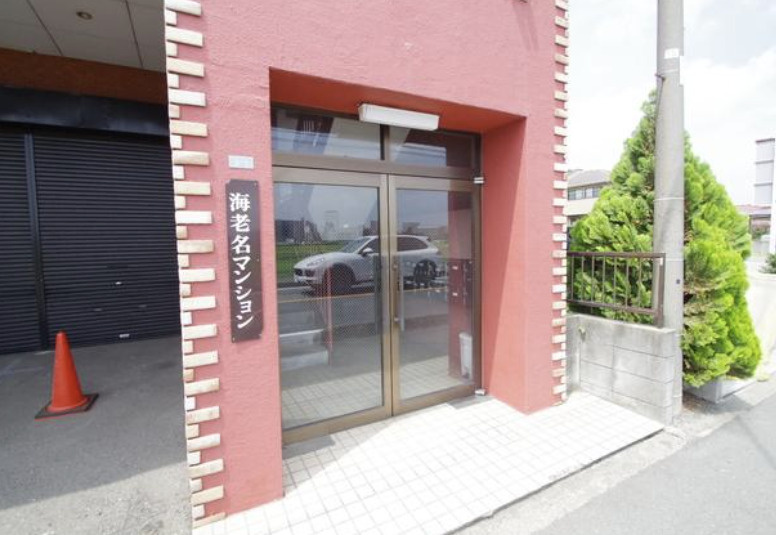 海老名マンションのエントランス