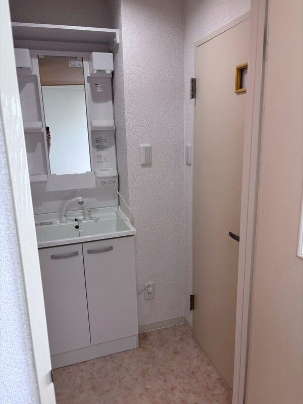 海老名マンションの独立洗面台