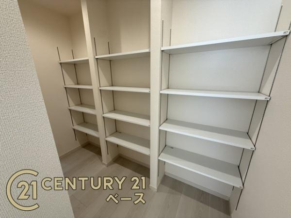 リーブルガーデン菅原町 １号棟 ／新築一戸建の収納|■現地撮影写真■キッチン横にはパントリー収納を完備！