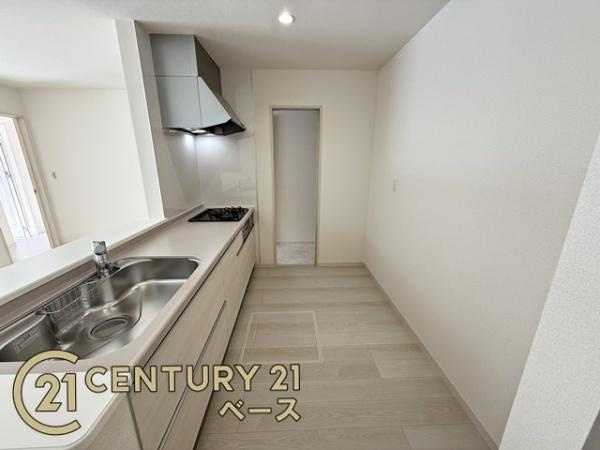 リーブルガーデン菅原町 １号棟 ／新築一戸建のキッチン|■収納力と使いやすさを追求したシステムキッチンです！■