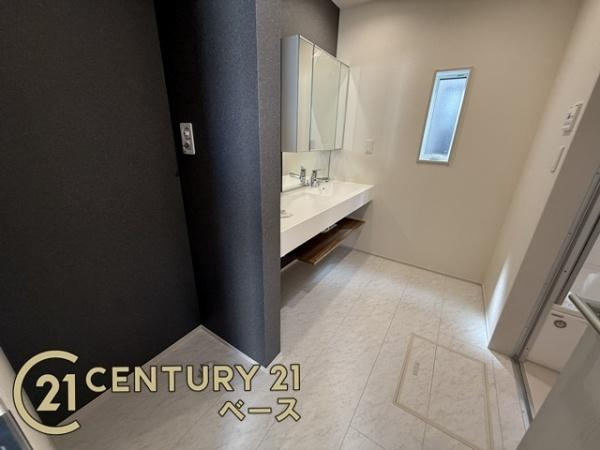 奈良市あやめ池南２丁目 ２号棟 ／新築一戸建の独立洗面台|■現地撮影写真■洗面スペースも広々！