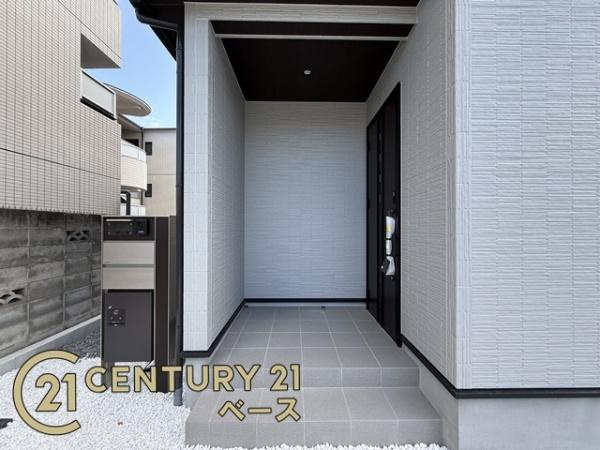 奈良市あやめ池南２丁目 ２号棟 ／新築一戸建の玄関|■現地撮影写真■道路との高低差はほとんどありません！