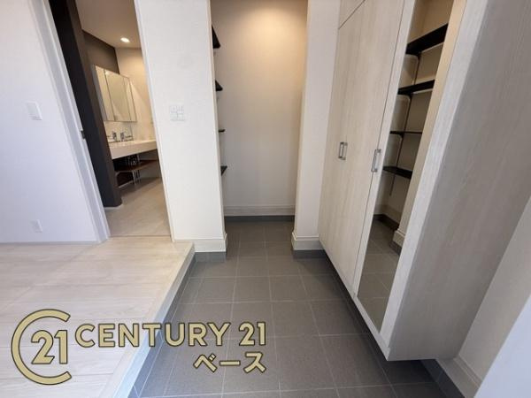 奈良市あやめ池南２丁目 ２号棟 ／新築一戸建の玄関|■現地撮影写真■玄関には大容量シューズボックス完備！
