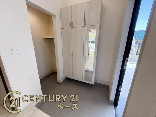 奈良市あやめ池南２丁目 ２号棟 ／新築一戸建の玄関