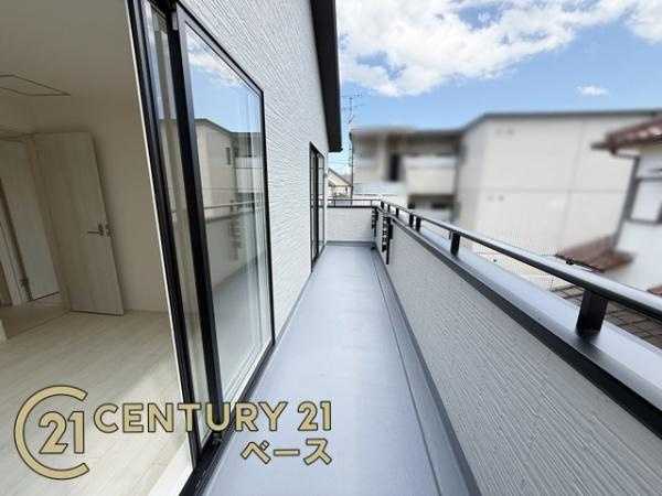 奈良市あやめ池南２丁目 ２号棟 ／新築一戸建のバルコニー|■現地撮影写真■日当たりのよい広々としたバルコニー！洗濯物もよく乾きます！