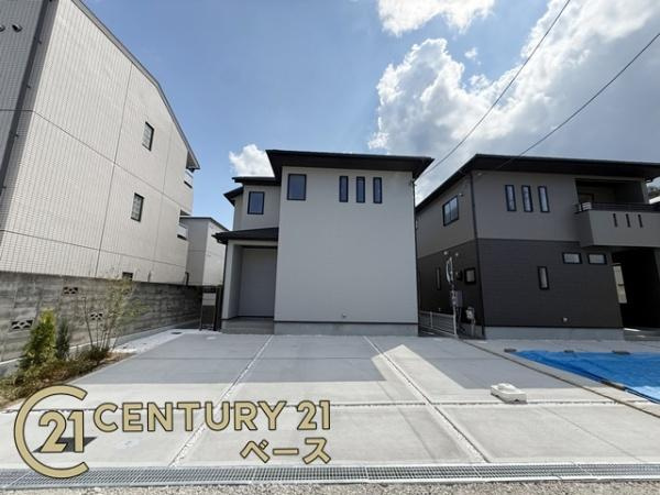 奈良市あやめ池南２丁目 ２号棟 ／新築一戸建の駐車場|■現地撮影写真■駐車スペースは３台可！来客時なども安心です！