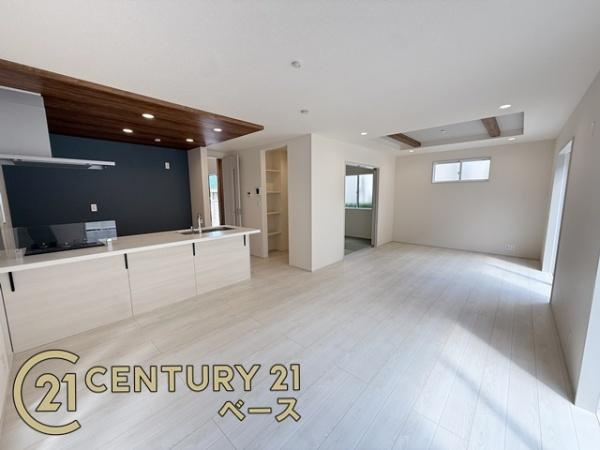 奈良市あやめ池南２丁目 ２号棟 ／新築一戸建の居間・リビング|■現地撮影写真■家族団欒も快適な21帖の広々としたリビング！家具配置後もスペースにゆとりがあります！