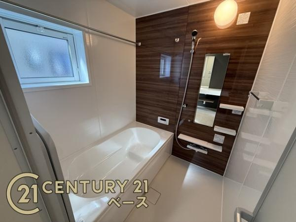 奈良市あやめ池南２丁目 ２号棟 ／新築一戸建の浴室|■現地撮影写真■浴室乾燥機を完備！新調された清潔感のある浴室では、疲れも癒してくれます！