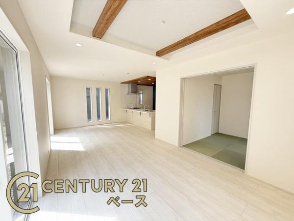 奈良市あやめ池南２丁目 ２号棟 ／新築一戸建の居間・リビング|梁のあるリビングで天井が高く、部屋が広く感じられます！