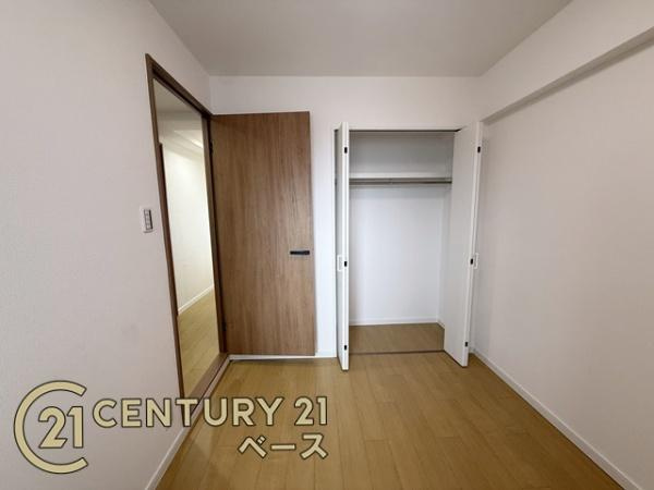 ローレルコート天理前栽の洋室|■各居室に収納スペースがあり、お荷物の多いご家族でも大丈夫です！