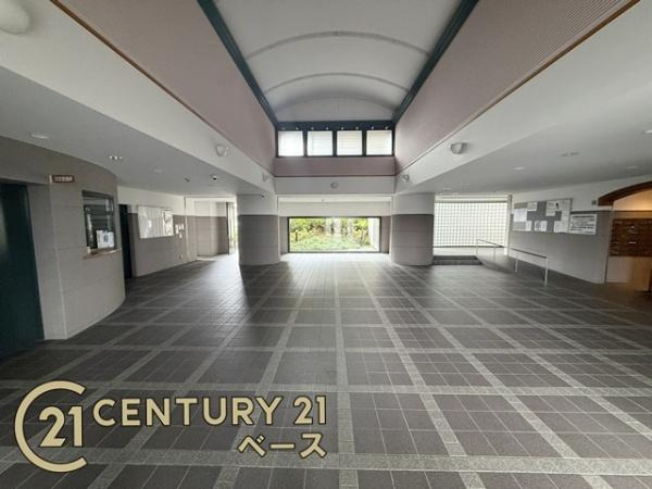 ローレルコート天理前栽のエントランス|■明るく広々としたエントランスです！
